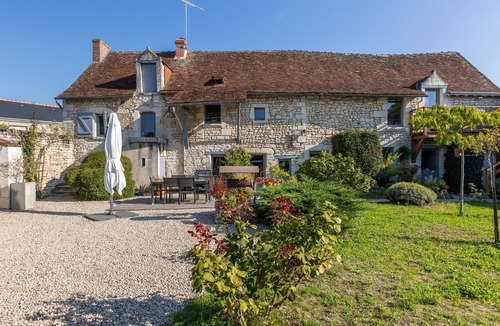 Tavant Bed & Breakfast | Bed and Breakfast 'Vert Ailleurs' with Shared Terrace, Shared Garden and Wi-Fi