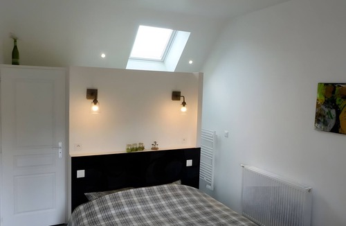 Tavant Bed & Breakfast | Bed and Breakfast 'Vert Ailleurs' with Shared Terrace, Shared Garden and Wi-Fi
