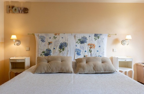 Moustiers-Sainte-Marie Bed & Breakfast | Bed and Breakfast 'Le Mas Du - Chambre Loup' with Mountain View, Shared Terrace and Wi-Fi