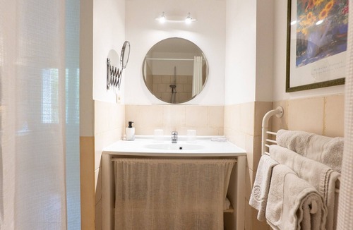 Moustiers-Sainte-Marie Bed & Breakfast | Bed and Breakfast 'Le Mas Du - Chambre Loup' with Mountain View, Shared Terrace and Wi-Fi