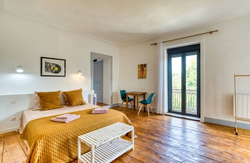 Saint-Andre-de-Sangonis Bed & Breakfast | Bed and Breakfast 'Chambre' with Shared Pool, Shared Garden and Wi-Fi
