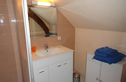 Saint-Denis-les-Martel Bed & Breakfast | Bed and Breakfast 'Chambre Giroflée' with Shared Garden and Air Conditioning