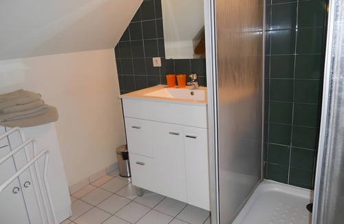 Saint-Denis-les-Martel Bed & Breakfast | Bed and Breakfast 'Chambre Giroflée' with Shared Garden and Air Conditioning