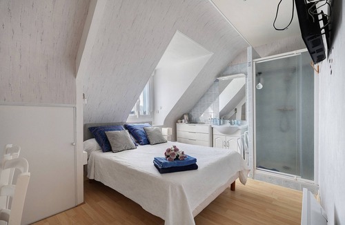 Saint-Meloir-des-Ondes Bed & Breakfast | Bed and Breakfast 'La Marine' with Shared Terrace, Shared Garden and Wi-Fi