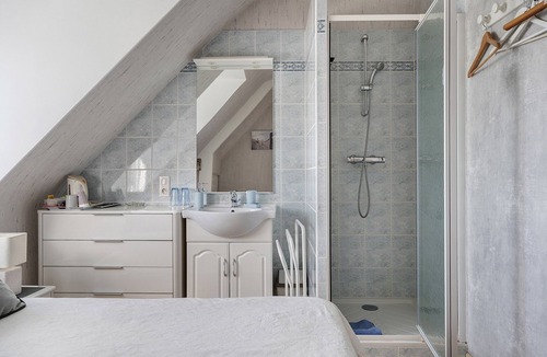Saint-Meloir-des-Ondes Bed & Breakfast | Bed and Breakfast 'La Marine' with Shared Terrace, Shared Garden and Wi-Fi