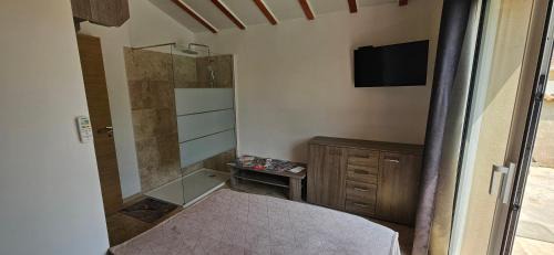 Aleria House | Bed and kitchen with pool