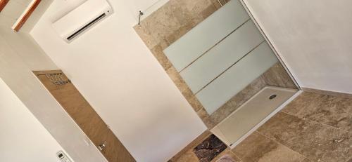 Aleria House | Bed and kitchen with pool