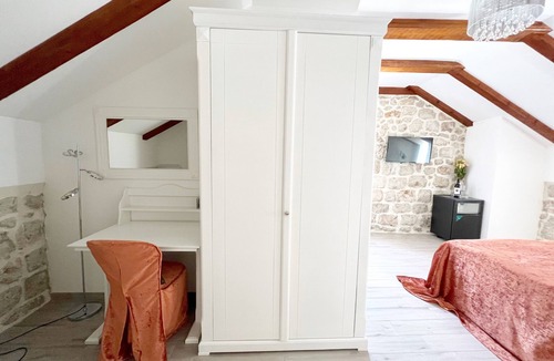 Mali Ston House | Bed&Breakfast Sorgo Palace- Comfort Double or Twin Room with City Walls View (Emerald)