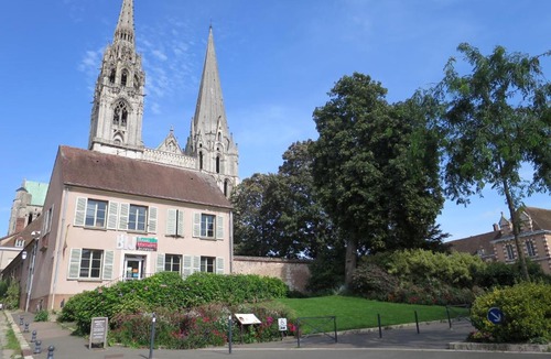 Chartres Apartment | Bed in Chartres