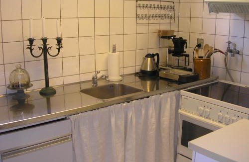 Aarhus South Apartment | Bed & Kitchen Rugbjergvej