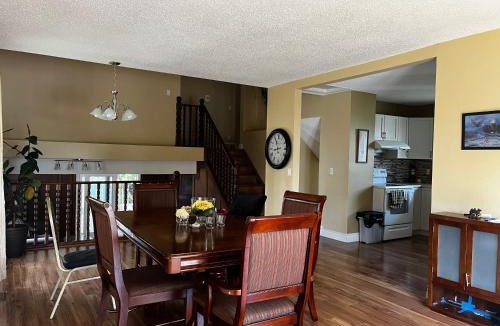 Northwest Calgary House | Beddington masteroom close airport!