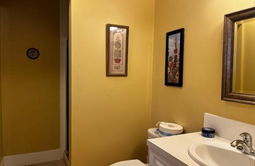 Northwest Calgary House | Beddington masteroom close airport!