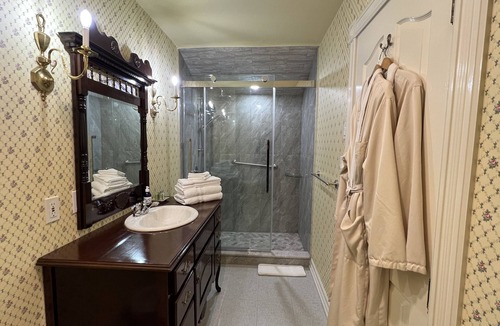 Niagara Falls Bed & Breakfast | Bedham Hall Bed & Breakfast