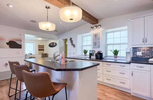 Bluewater Cottage | Bedrock Beach House - lakefront hot tub!