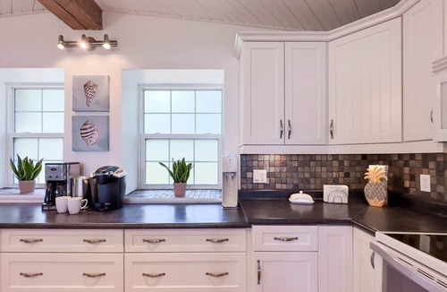 Bluewater Cottage | Bedrock Beach House - lakefront hot tub!