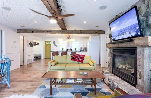 Bluewater Cottage | Bedrock Beach House - lakefront hot tub!