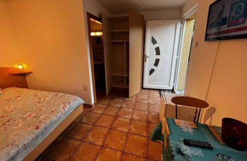 Saxon House | Bedroom 1 Gîte la Cigale