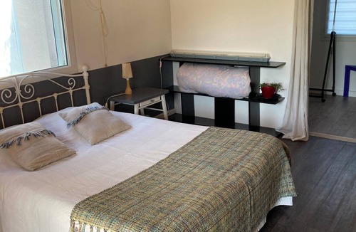 Gragnague Bed & Breakfast | Bedroom and bathroom