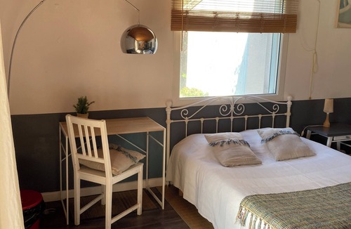 Gragnague Bed & Breakfast | Bedroom and bathroom