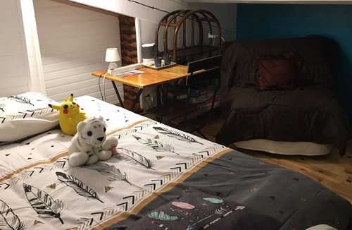 Maringes Apartment | Bedroom and kitchen