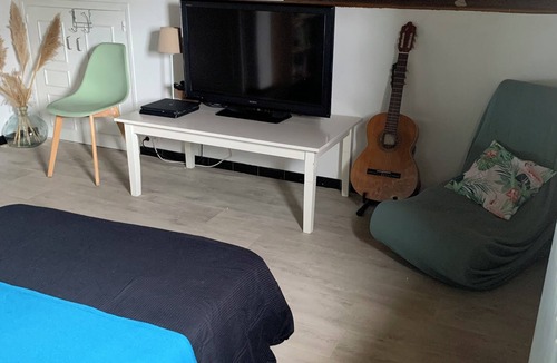 Lescar House | Bedroom + bathroom