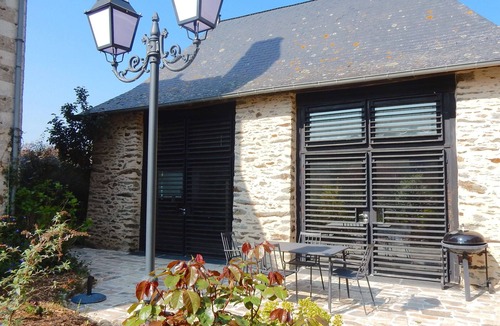 Menil House | bedroom cottage with pool