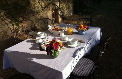 Menil House | bedroom cottage with pool