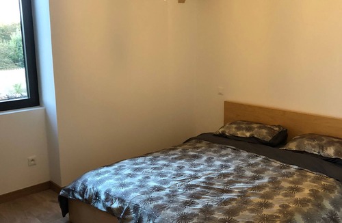 Saint-Clair-de-la-Tour Bed & Breakfast | Bedroom with bathroom - Chateau du Mouillat