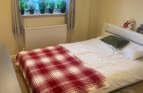 Cheshunt House | Bedroom in Cheshunt 1 Month Minimum Stay