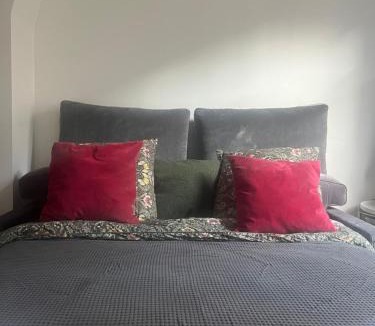 7th Arrondissement Bed & Breakfast | Bedroom in Paris