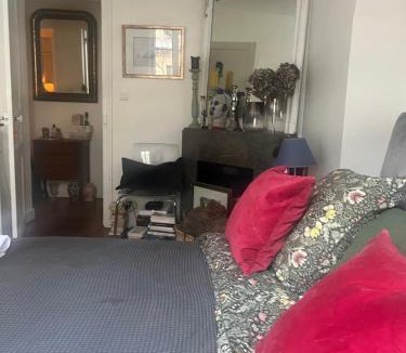 7th Arrondissement Bed & Breakfast | Bedroom in Paris