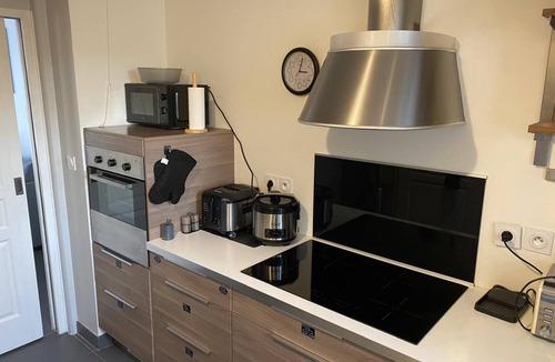 Marcq-en-Baroeul Bed & Breakfast | Bedroom with office and bathroom near Lille