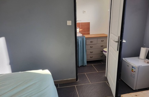 Larcan Bed & Breakfast | Bedroom with separate entrance and en-suite shower room and WC-Comminges-Pyrénées
