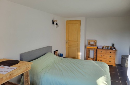 Larcan Bed & Breakfast | Bedroom with separate entrance and en-suite shower room and WC-Comminges-Pyrénées