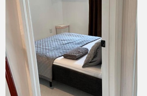 Sandalfoot Cove Bed & Breakfast | bedroom with sharing bathroom