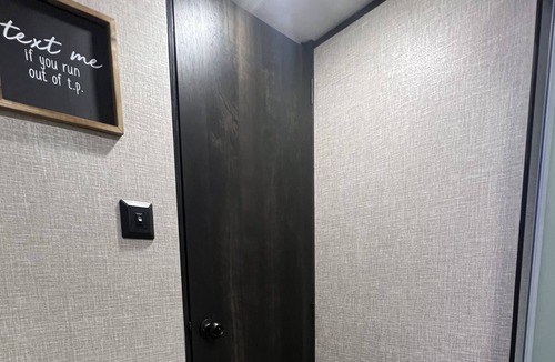 Rotterdam Junction House | Bee (🐝) happy camper! Comfy 30' w/ full bathroom ✨