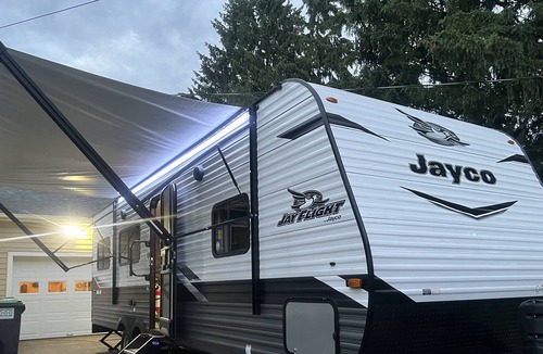 Rotterdam Junction House | Bee (🐝) happy camper! Comfy 30' w/ full bathroom ✨