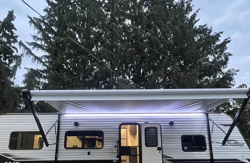 Rotterdam Junction House | Bee (🐝) happy camper! Comfy 30' w/ full bathroom ✨