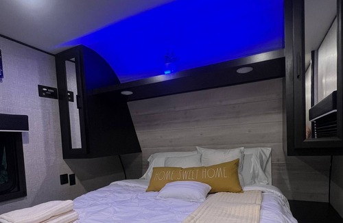 Rotterdam Junction House | Bee (🐝) happy camper! Comfy 30' w/ full bathroom ✨