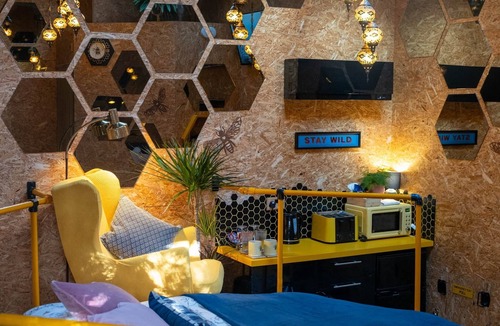 Rickmansworth Cabin | Bee Hive - Log Fired Hot Tub