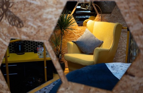 Rickmansworth Cabin | Bee Hive - Log Fired Hot Tub