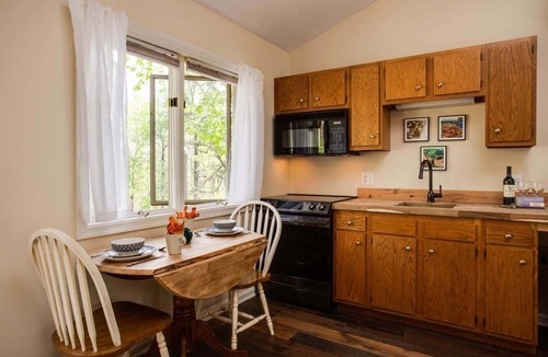Montebello Cabin | Bee Mountain Cabin fireplace, kitchen, jacuzzi