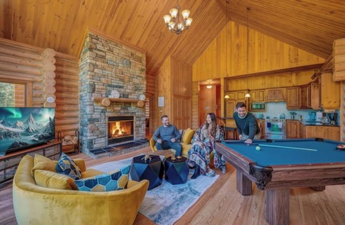 Fiddler Lake Resort Ski Chalet | Bee/Private Spa & Sauna/Pool, Kayak, Lake fiddler