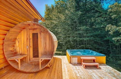 Fiddler Lake Resort Ski Chalet | Bee/Private Spa & Sauna/Pool, Kayak, Lake fiddler