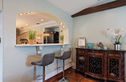 Longwood House | Bee's Tropical Charm
