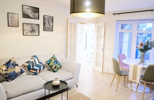 Great Sankey House | Bee Stays - Maliston House