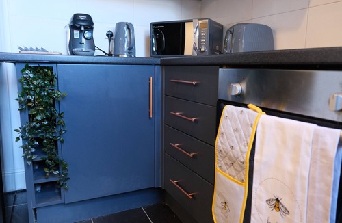 Warrington House | Bee Stays- Pickmere House