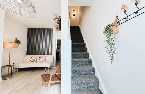 Warrington House | Bee Stays - Pickmere House