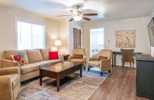 Crystal Beach Cottage | Beebalm Cottage - 2 minute walk to the beach