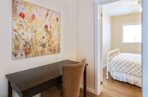 Crystal Beach Cottage | Beebalm Cottage - 2 minute walk to the beach
